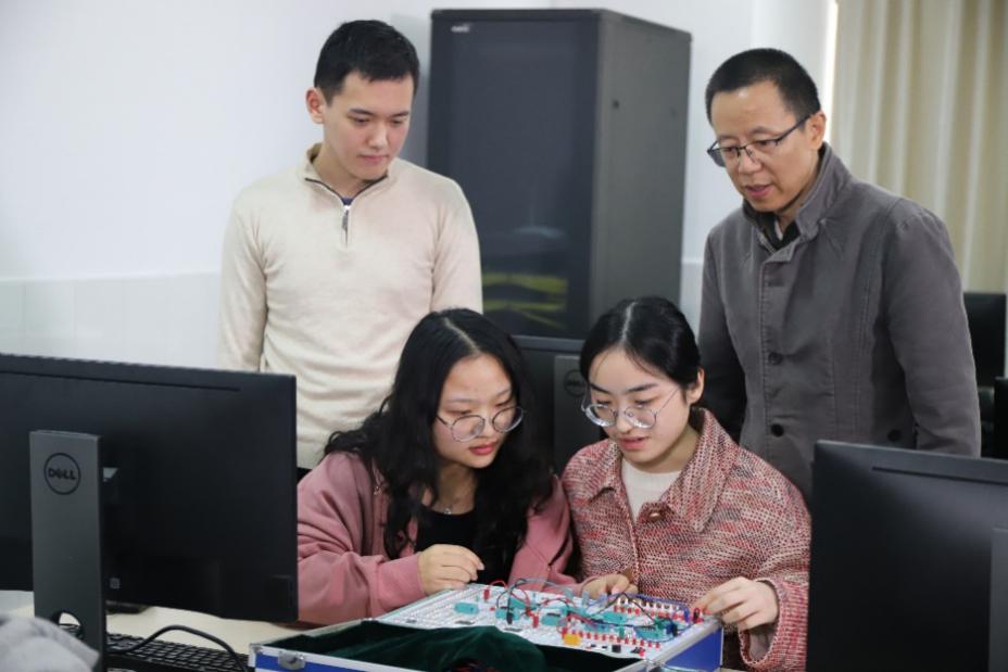 深耕網絡系統建設，鑄就實驗室管理新標桿——記榮獲“實驗室建設管理先進集體”稱號的優秀團隊